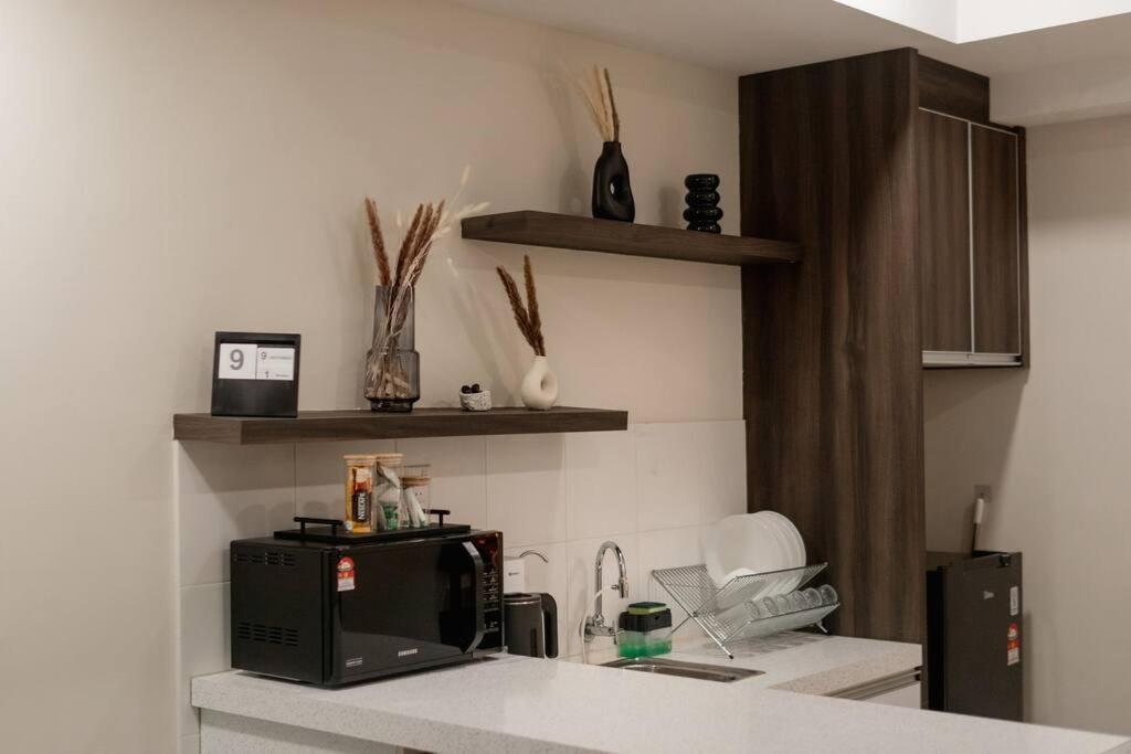 Apartment Modern Minimalist Retreat Near Garden *