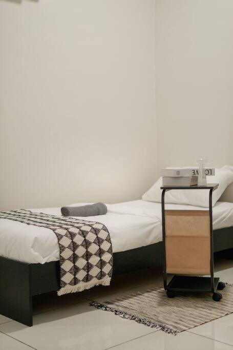 Apartment Modern Minimalist Retreat Near Garden