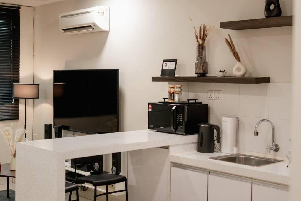 Apartment Modern Minimalist Retreat Near Garden *