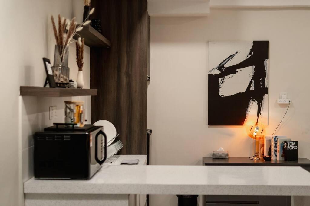 Modern Minimalist Retreat Near Garden Apartment *
