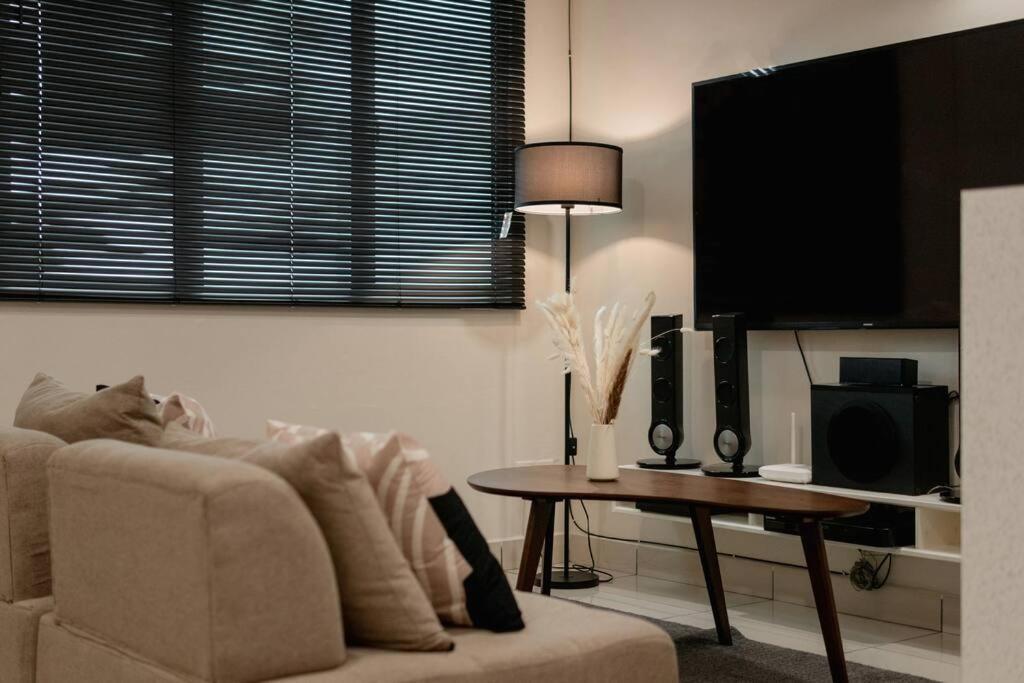 Apartment Modern Minimalist Retreat Near Garden *